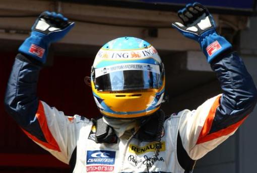 Alonso celebra la sergunda posicon conseguida en la clasificación en el GP de España