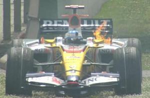El Renault de Fernando a un lado de la pista con fuego en el motor