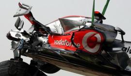 La grúa retira el monoplaza de Hamilton tras el accidente en Bahrein