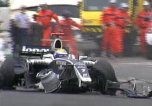 Rosberg destroza su coche a 17 vueltas para el final