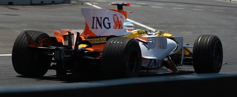 Alonso terminó sin alerón y con la caja de cambios y la suspensión dañados