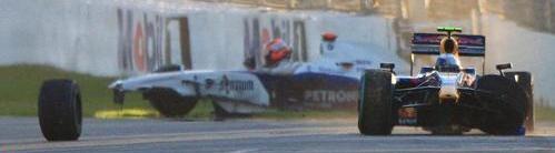 Veetel continúa mientras al fondo Kubica ha estrellado su coche